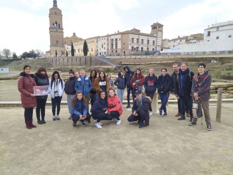 Los alumnos franceses participantes en un programa de intercambio con los IES Padre Poveda y Pedro Antonio de Alarcón visitan el Teatro Romano de Guadix