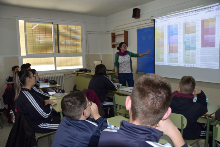 El Día de la Mujer y la Niña en la Ciencia divulga conocimiento en las aulas de secundaria con la científica Mayte Pedrosa.