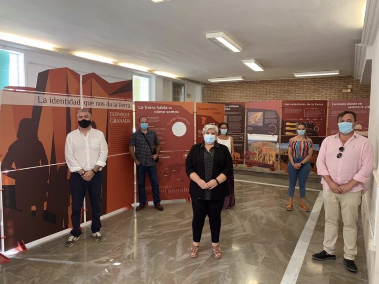 La exposición itinerante “La identidad que nos da la Tierra” recorrerá los 47 municipios del Geoparque de Granada.