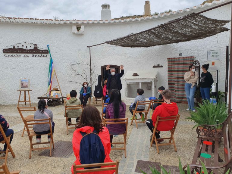 La Cueva Museo-Centro de Interpretación Cuevas de Guadix celebró este viernes el taller demostrativo “Jugando en la placeta”