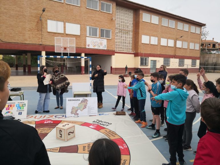 QUIZODS: GEOPARQUE GRANADA. QUIZODS. Niños y niñas acercándose al Geoparque.