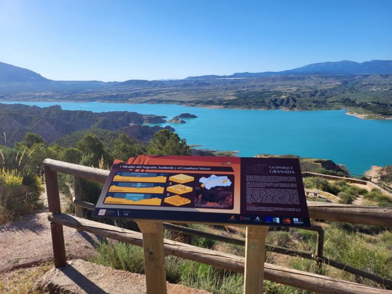 Diputación de Granada recibe la ayuda del GDR Altiplano de Granada para la señalización del Geoparque